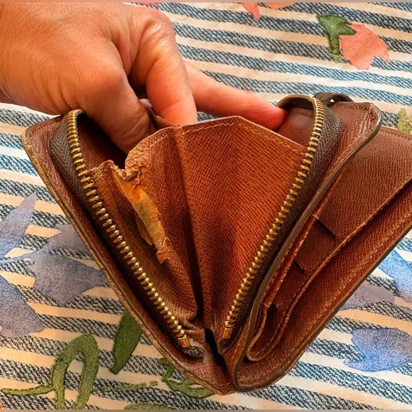 Authentic Vintage Louis Vuitton Monogram Compact Wallet - Picture 11 of 12